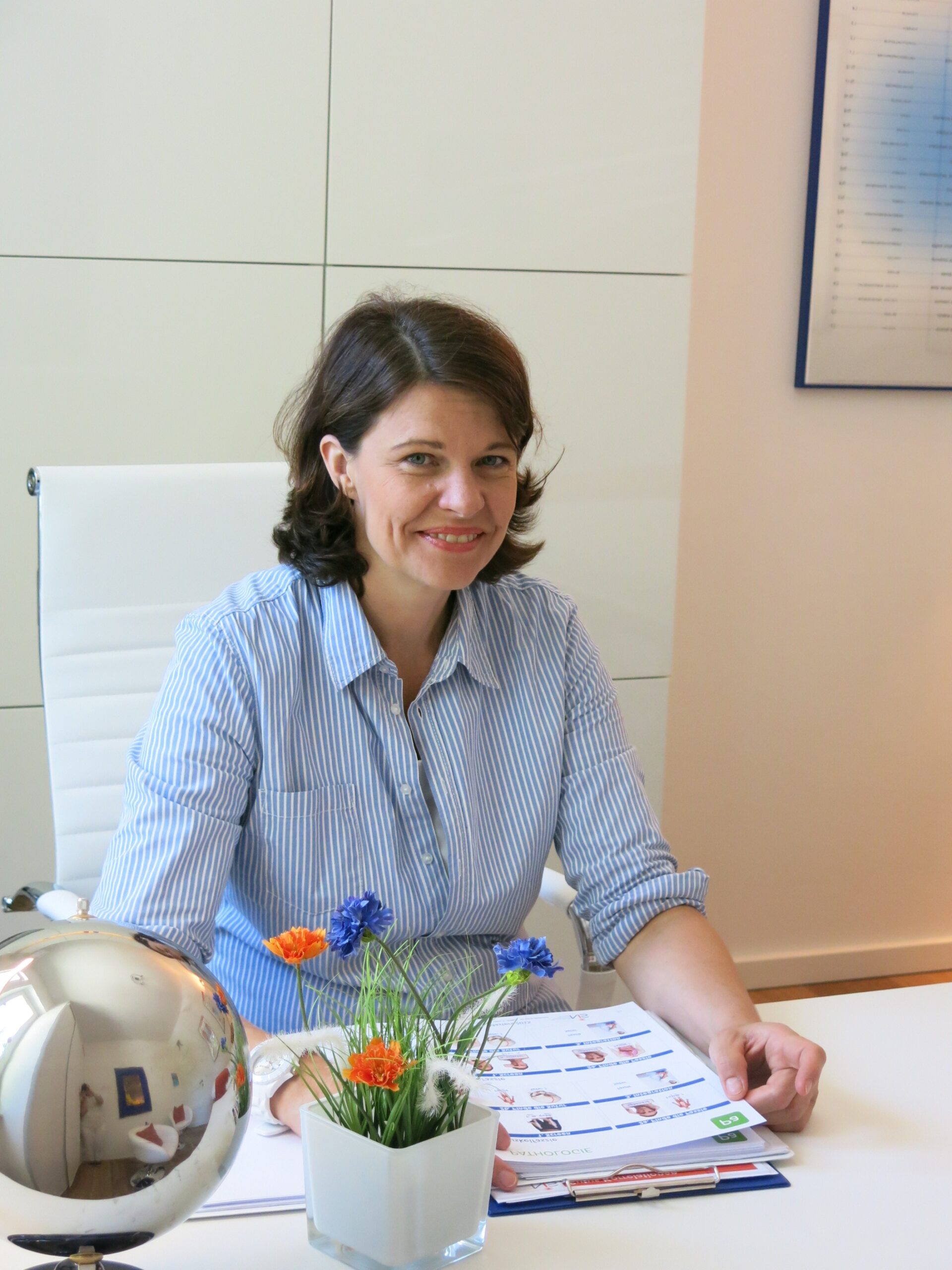 Micheala Hösl - Frau am Schreibtisch